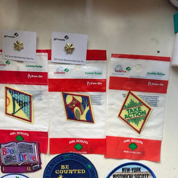 Lot of Girl Scouts Iron On Badges and Pins Brand New - Picture 6 of 8